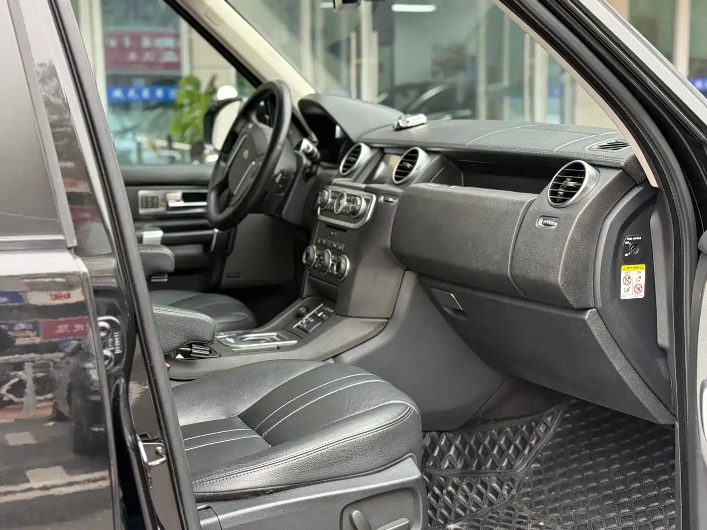 Land Rover Discovery 2015 3.0 SC V6 SE фото 13