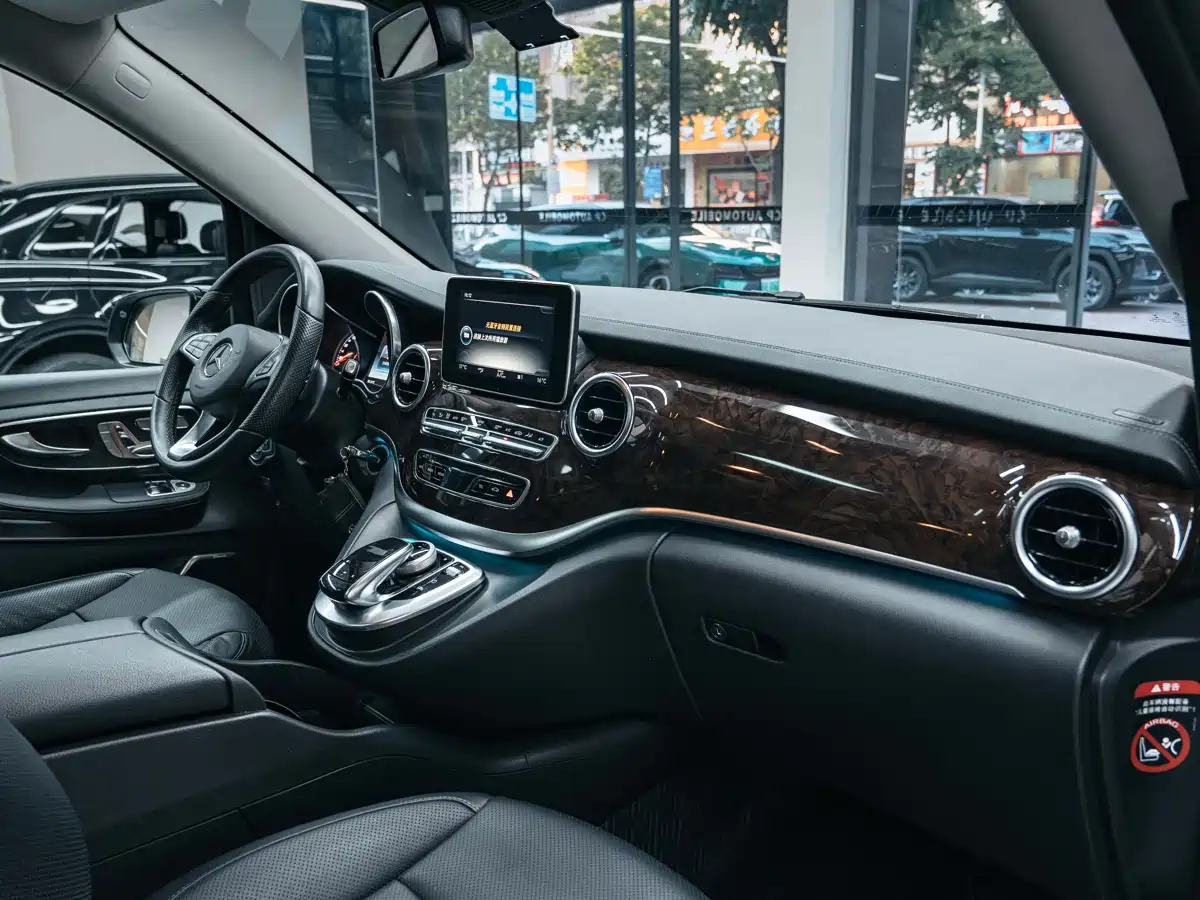 Mercedes-Benz V-Class 2017 Model V 260 L Premium Extended Edition фото 18