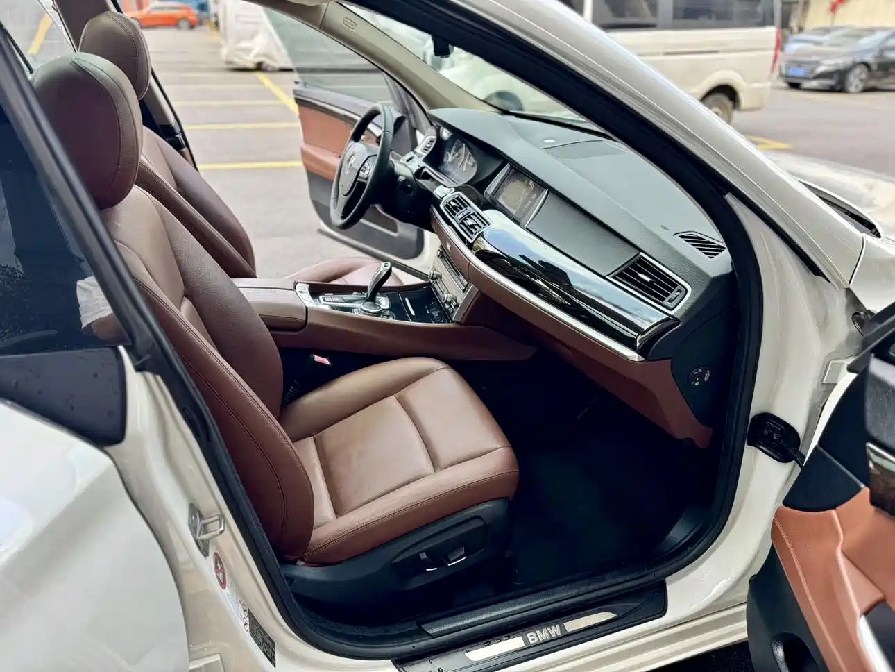 BMW 5 Series GT 2015 528i Luxury фото 8