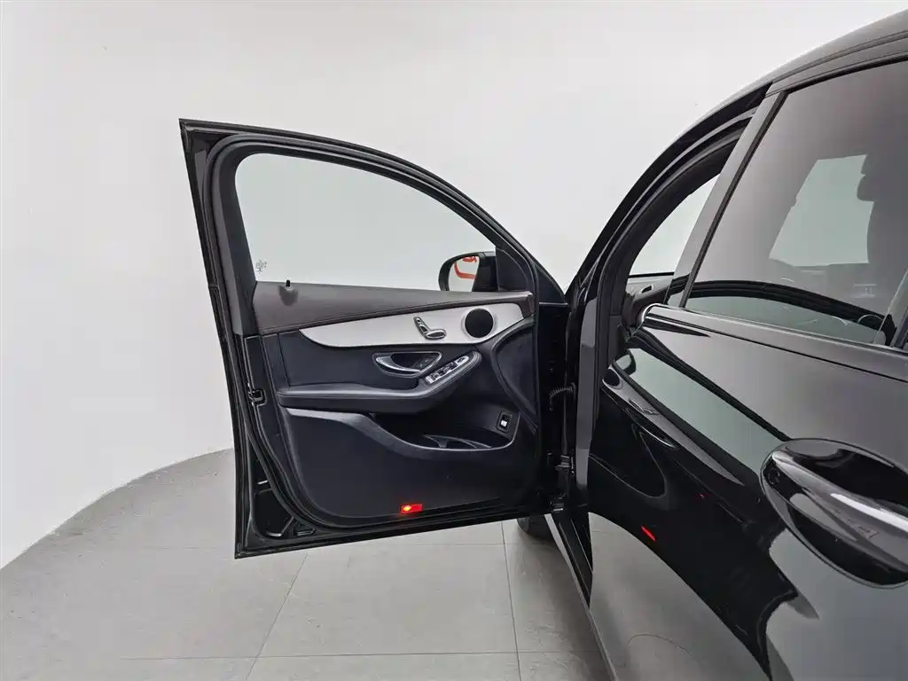 Mercedes-Benz GLC Coupe 2018 GLC 200 4MATIC Coupe SUV фото 8