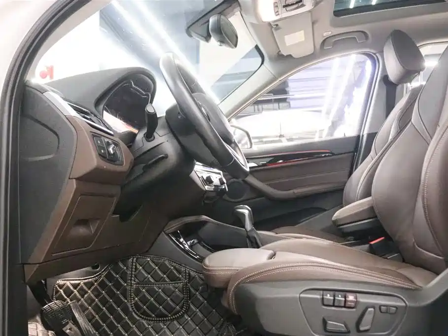 BMW X1 2018 sDrive18Li Premium Model фото 15