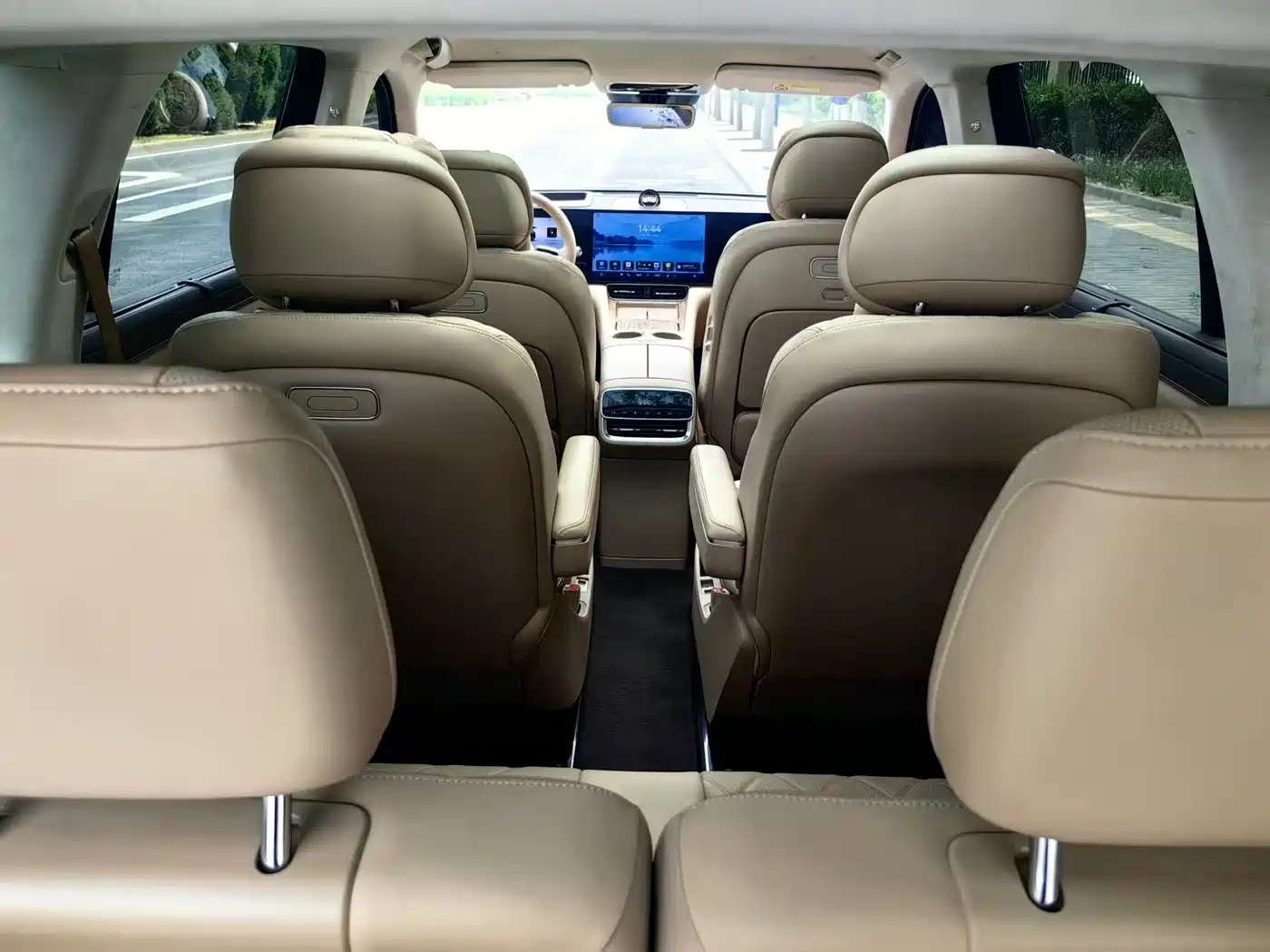 AITO Wenjie AITO M8 2025 Extended Range Ultra 53.4kWh 6-Seater фото 10