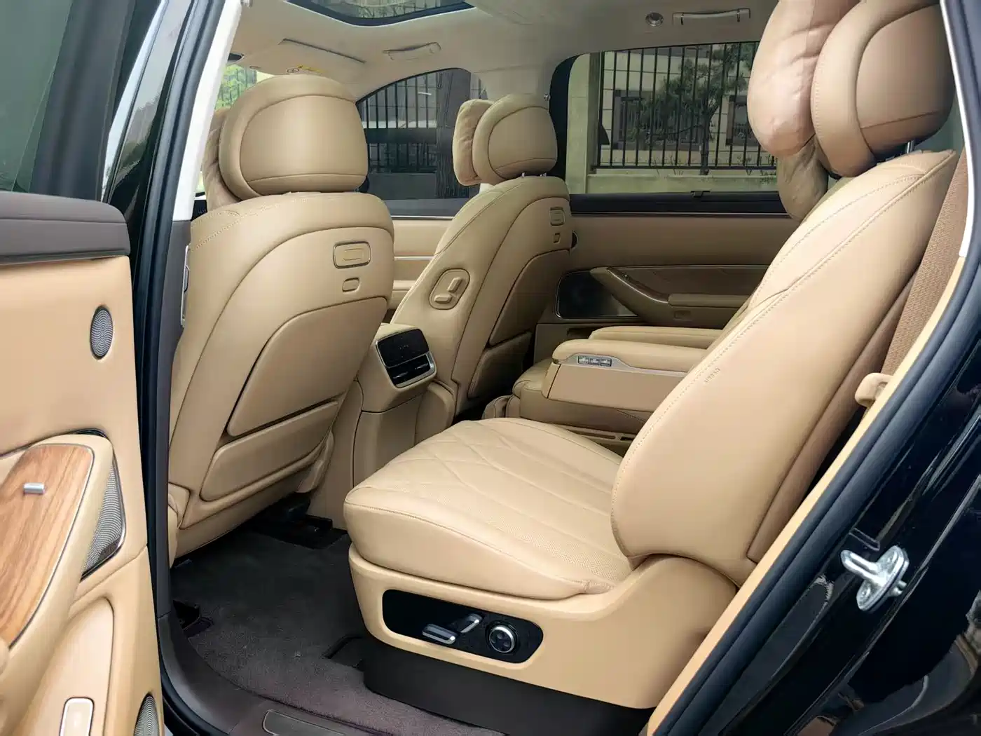 AITO Wenjie AITO M8 2025 Extended Range Ultra 53.4kWh 6-Seater фото 15