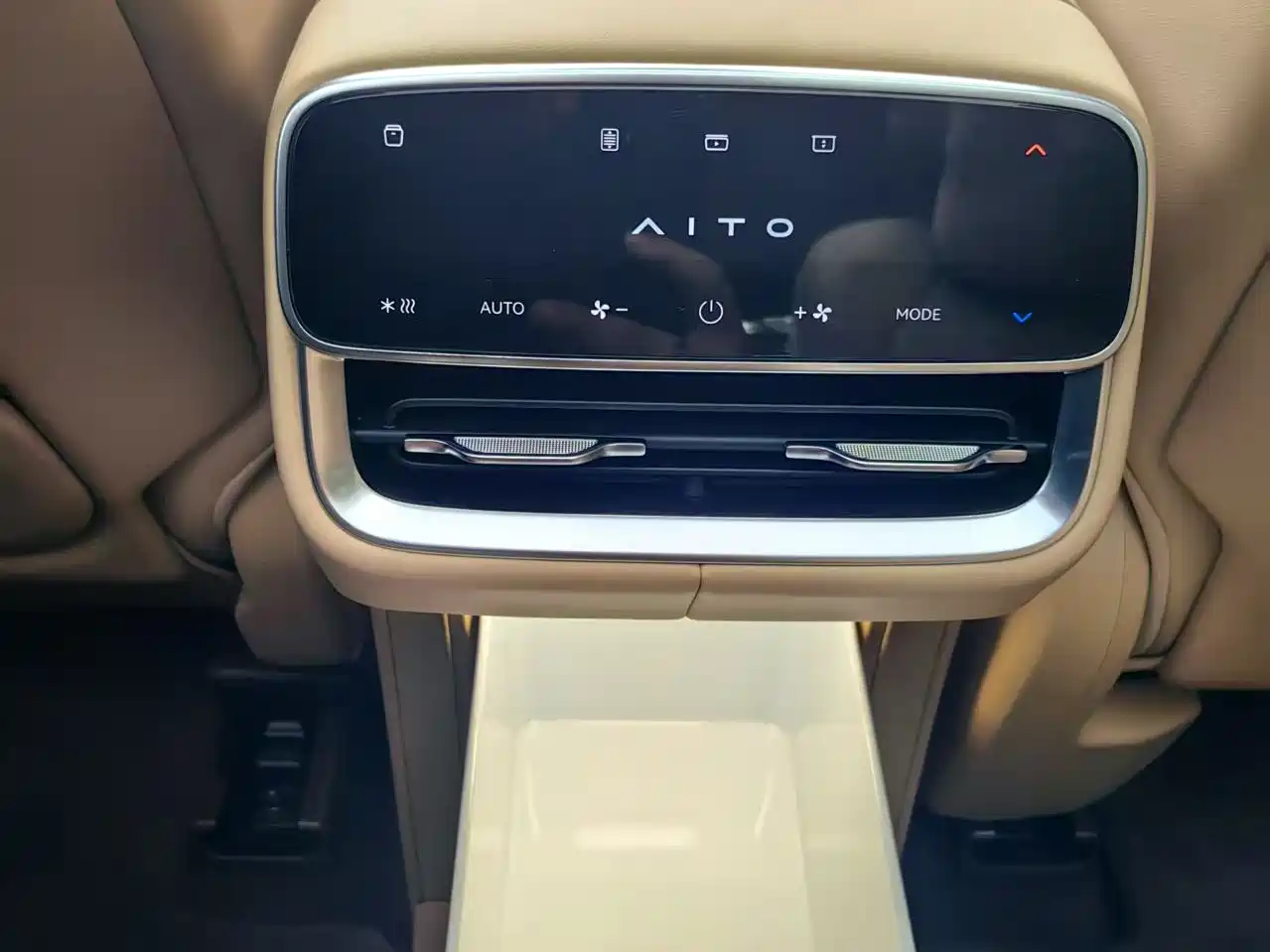 AITO Wenjie AITO M8 2025 Extended Range Ultra 53.4kWh 6-Seater фото 19