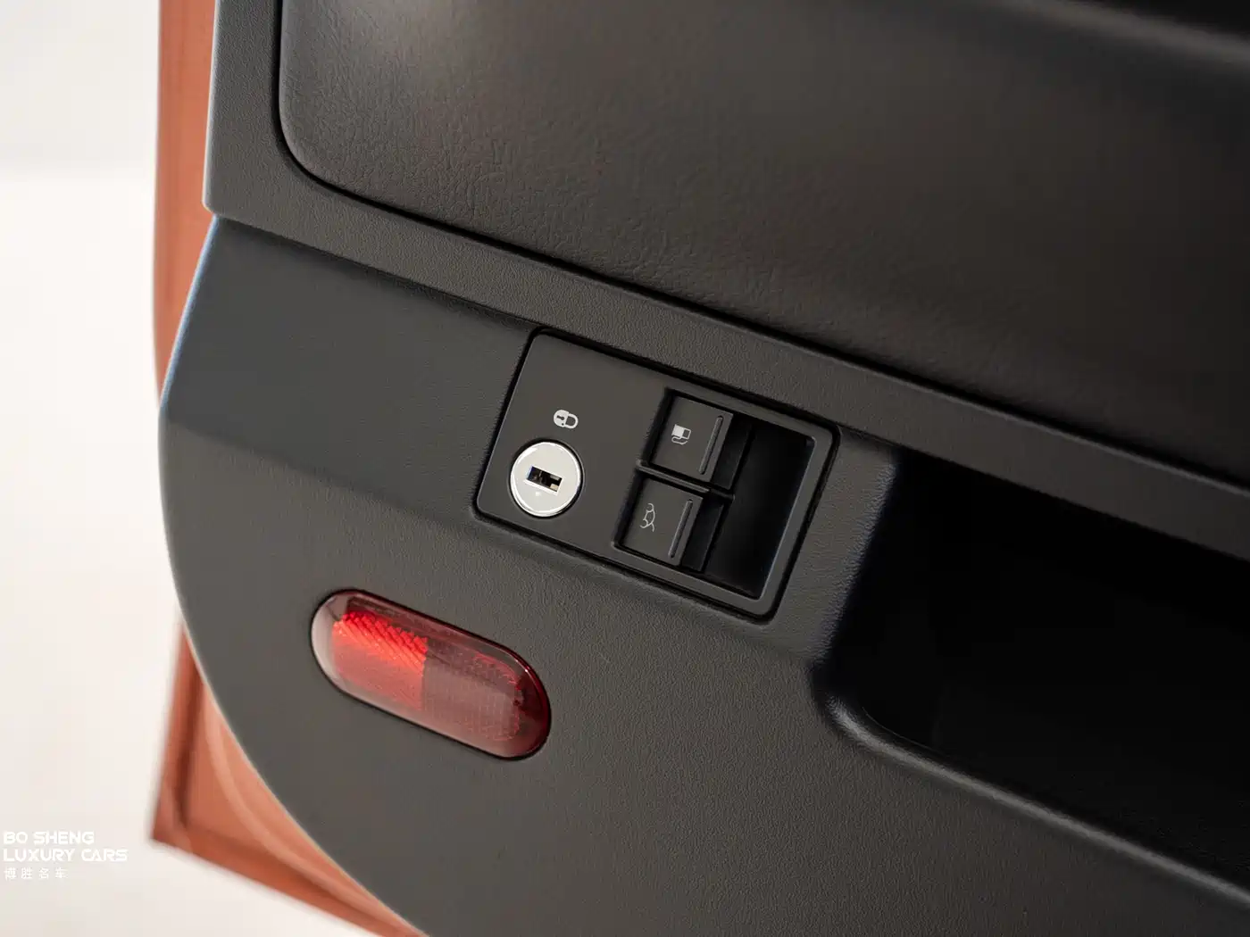 Volkswagen Beetle 2010 Model 2.0 BlackOrange Convertible Luxury Edition фото 28