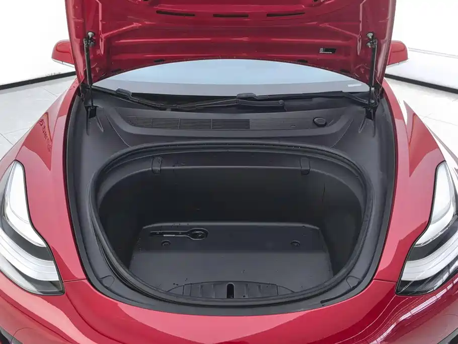 Фото 10 - Tesla Model 3