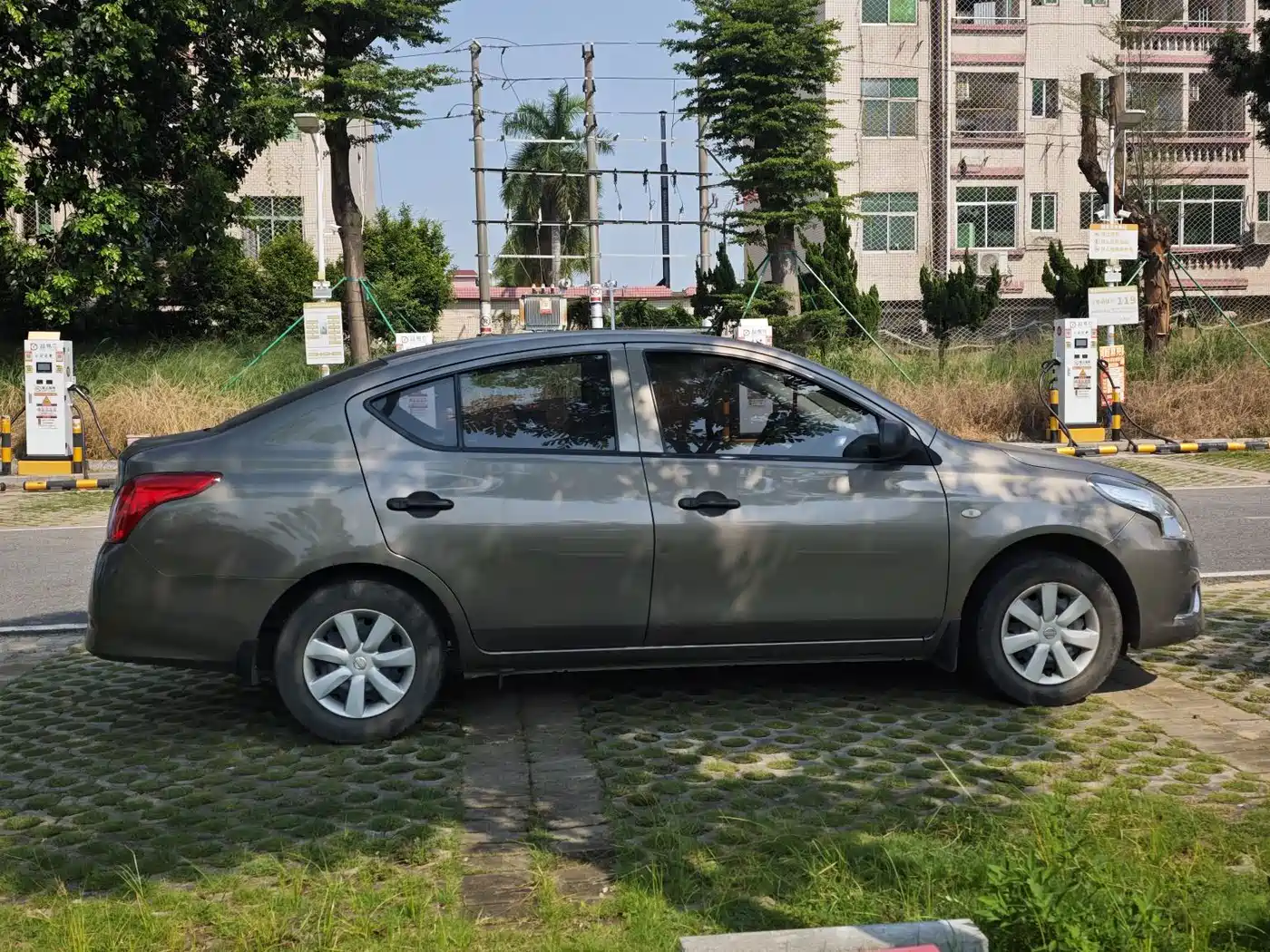 Photo 4 - Nissan Sunny