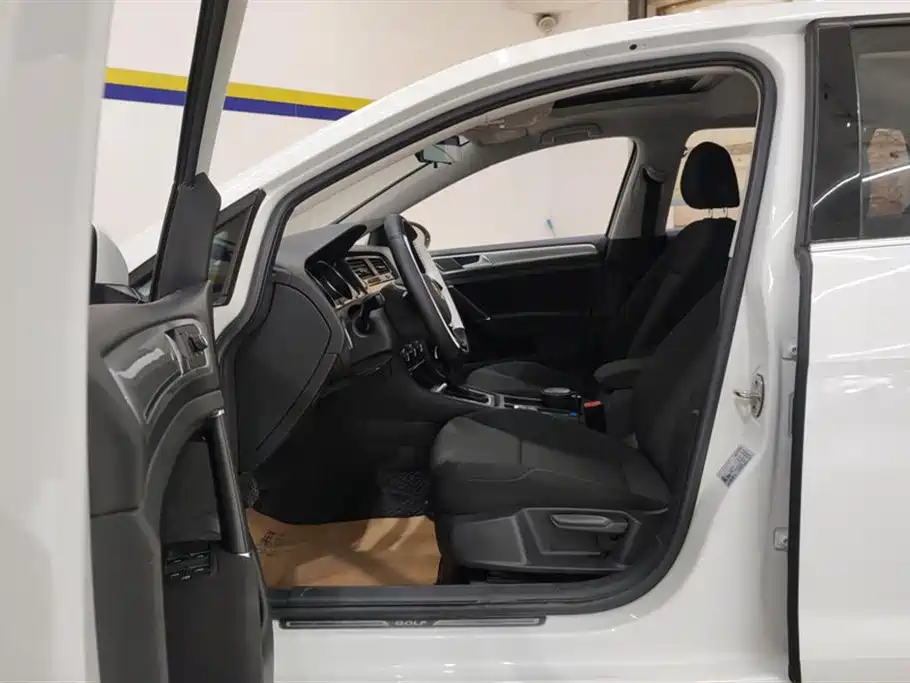 Volkswagen Golf 2020 200TSI DSG Comfort Progressive Edition фото 9