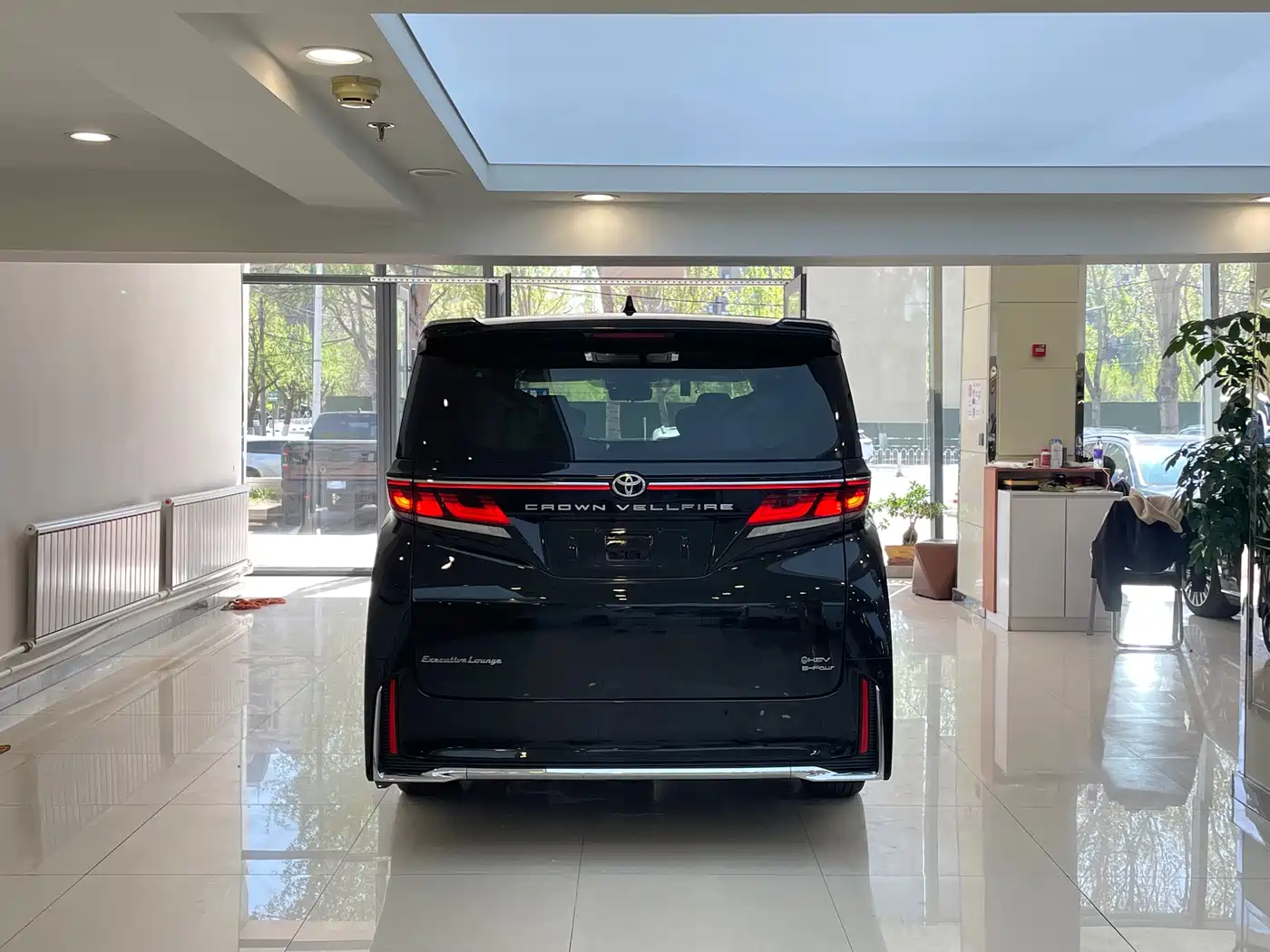 Toyota Vellfire 2024 Crown Hybrid 2.5L Executive Premium Edition фото 5