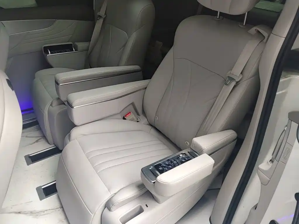 Roewe iMAX8 EV 2025 2025 1.5T DMH Land Luxury Edition