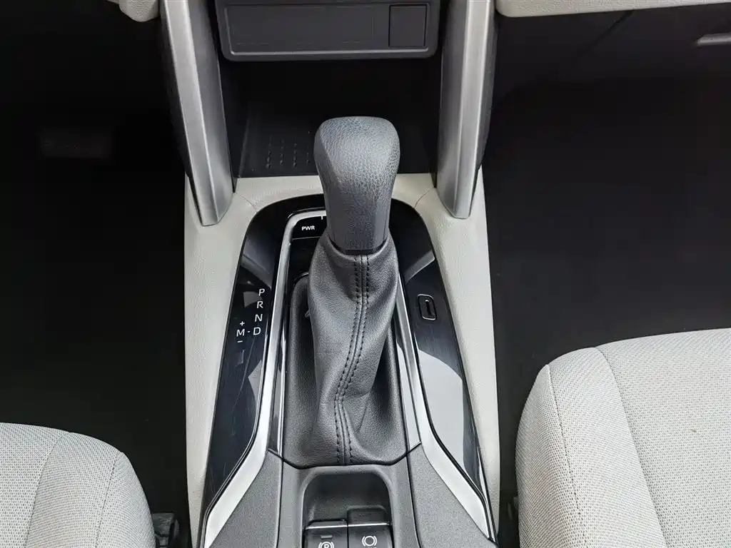 Toyota Frontlander 2022 2.0L CVT Leading Edition фото 13