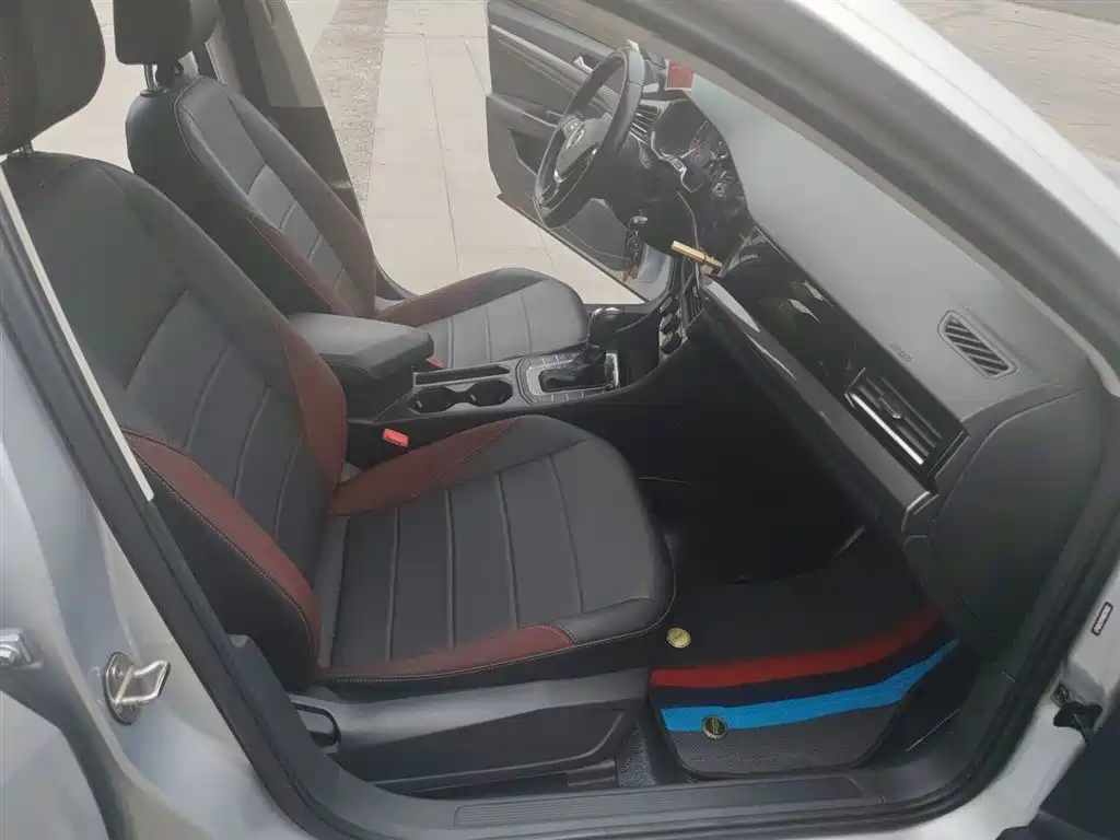 VOLKSWAGEN BORA