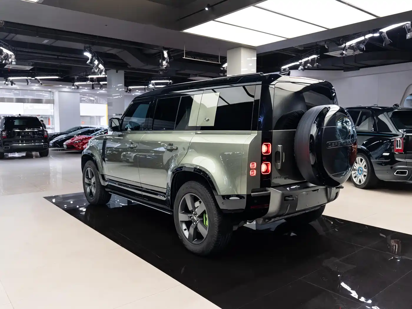 Land Rover Defender 2023 Model 110 3.0T P400 X-DYNAMIC HSE фото 14