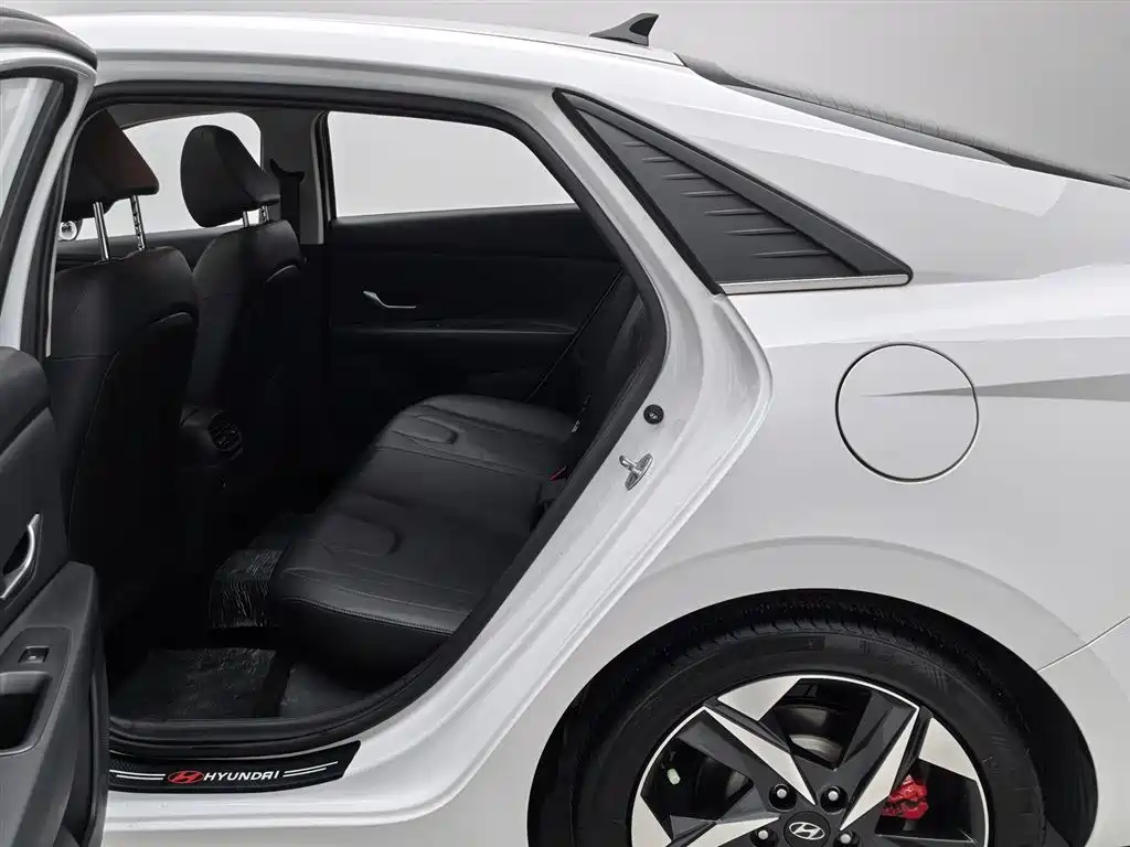 Hyundai Elantra 2022 1.5L CVT LUX Premium Edition фото 15