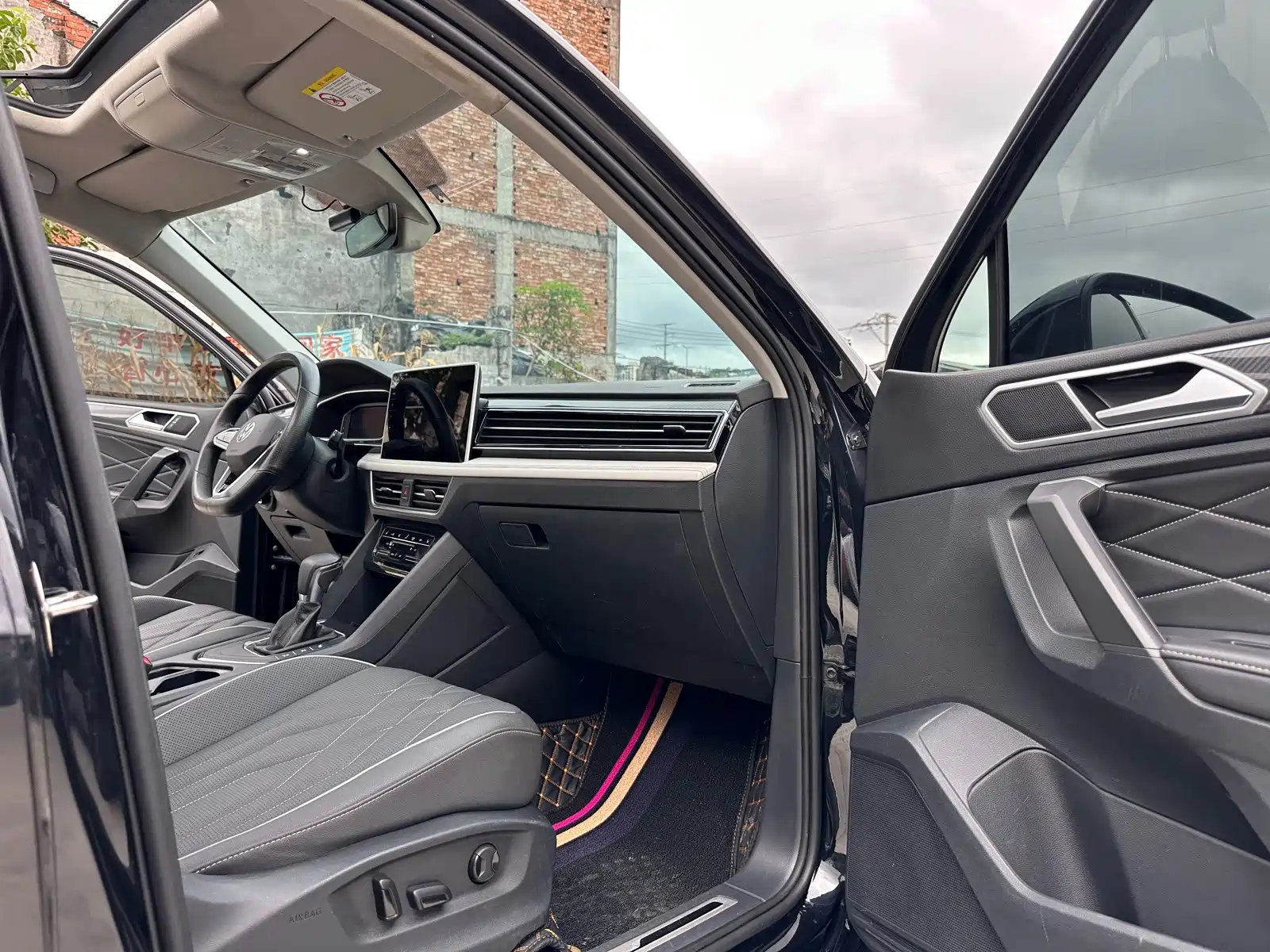 Photo 12 - Volkswagen Tiguan L