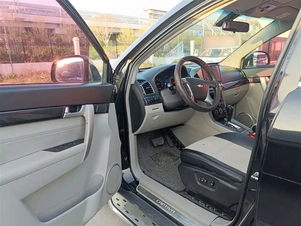 Chevrolet Captiva 2015 2.4L 2WD Urban Edition 5-seater фото 14