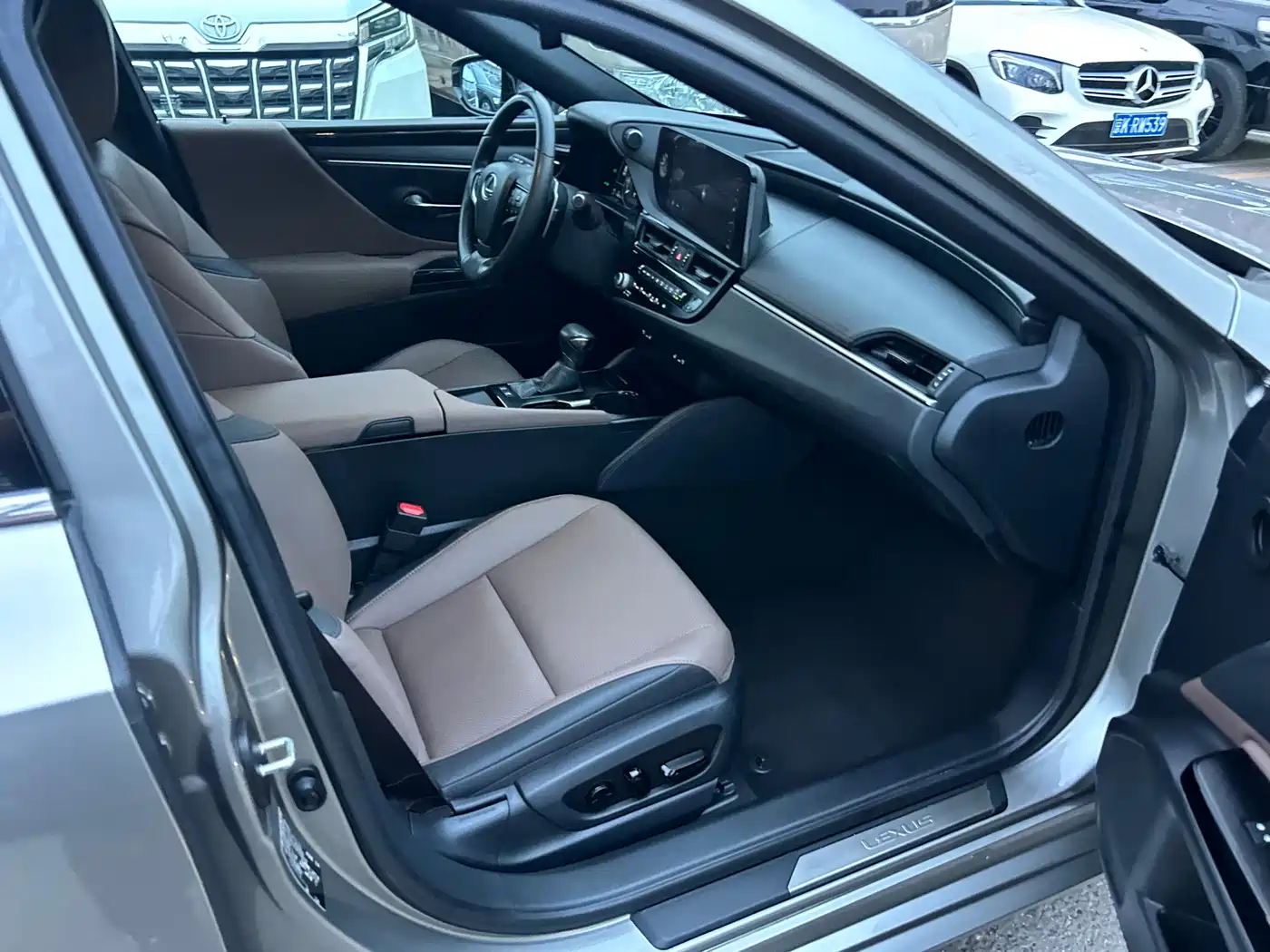 Lexus ES 2022 300h Ultimate Edition фото 14
