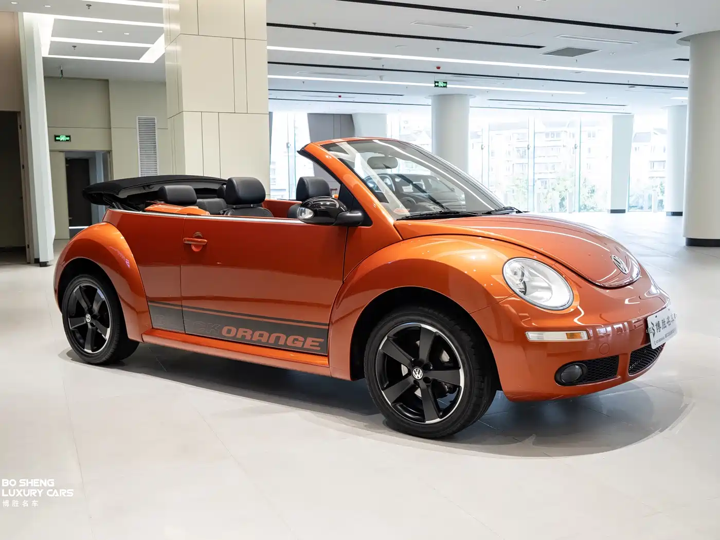 Volkswagen Beetle 2010 Model 2.0 BlackOrange Convertible Luxury Edition фото 6