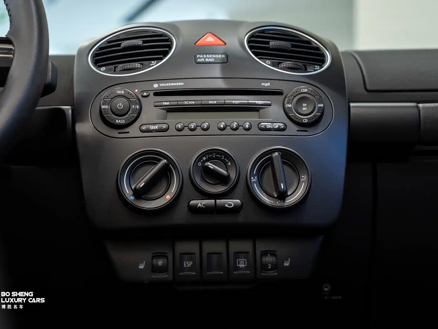 Volkswagen Beetle 2010 Model 2.0 BlackOrange Convertible Luxury Edition фото 25