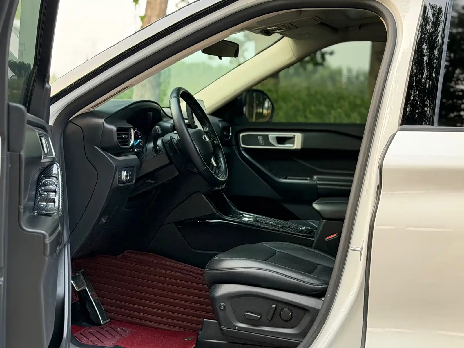 Photo 9 - Ford Explorer