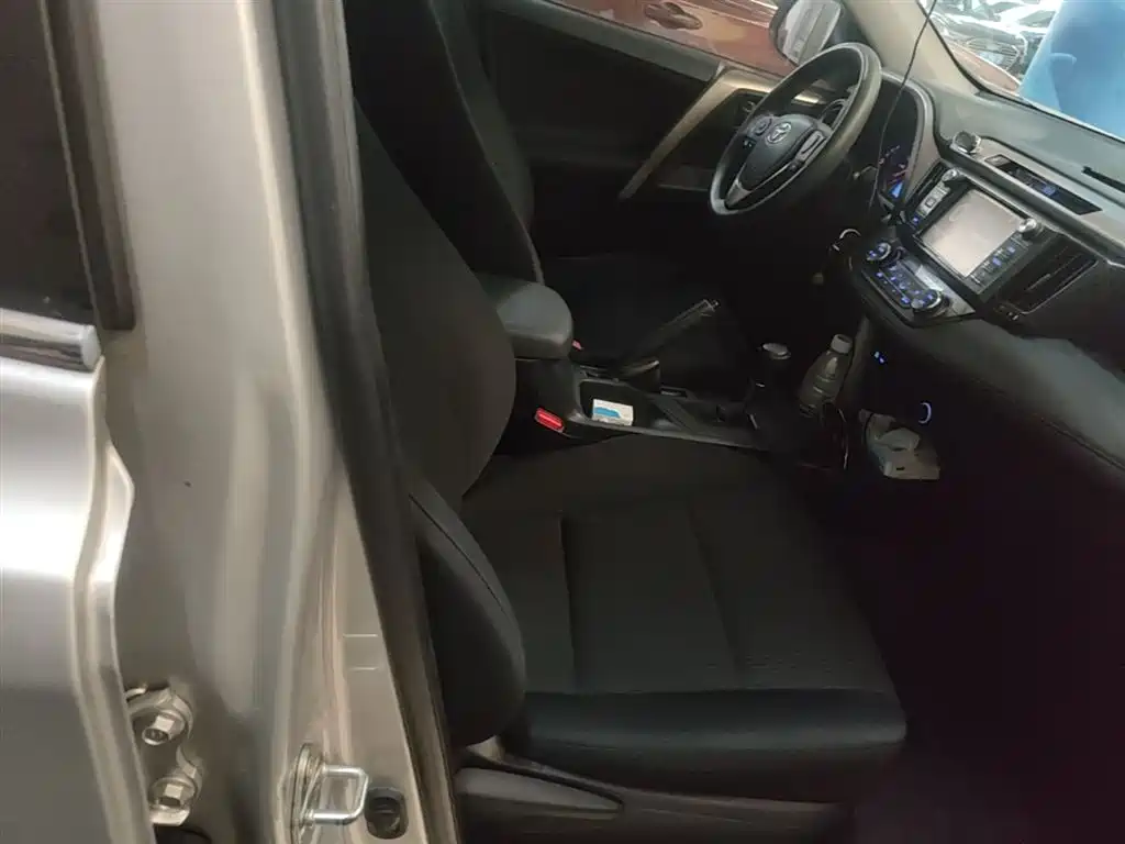 Toyota RAV4 Rongfang 2015 2.0L CVT 2WD Trend Edition фото 25