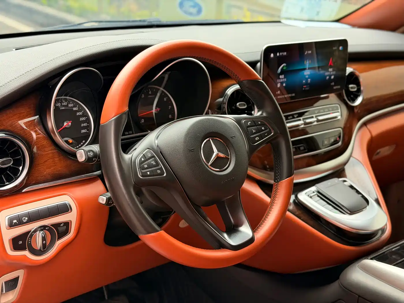 Mercedes-Benz V-Class 2022 V 260 L Long Wheelbase Luxury Edition фото 9