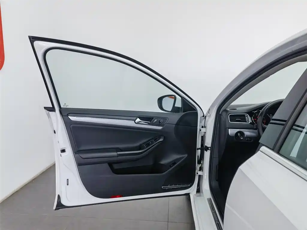 Volkswagen Sagitar 2018 280TSI DSG Spark Edition фото 8
