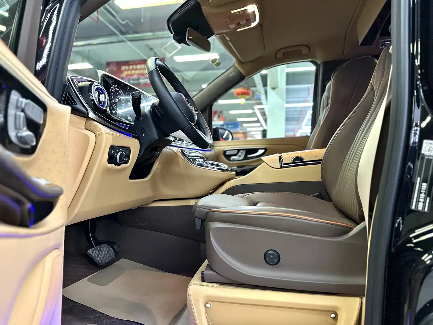 Mercedes-Benz V-Class 2024 V 300 L Long Wheelbase Premium фото 5