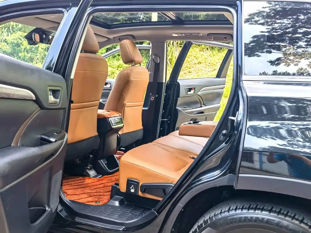 Photo 10 - Toyota Highlander