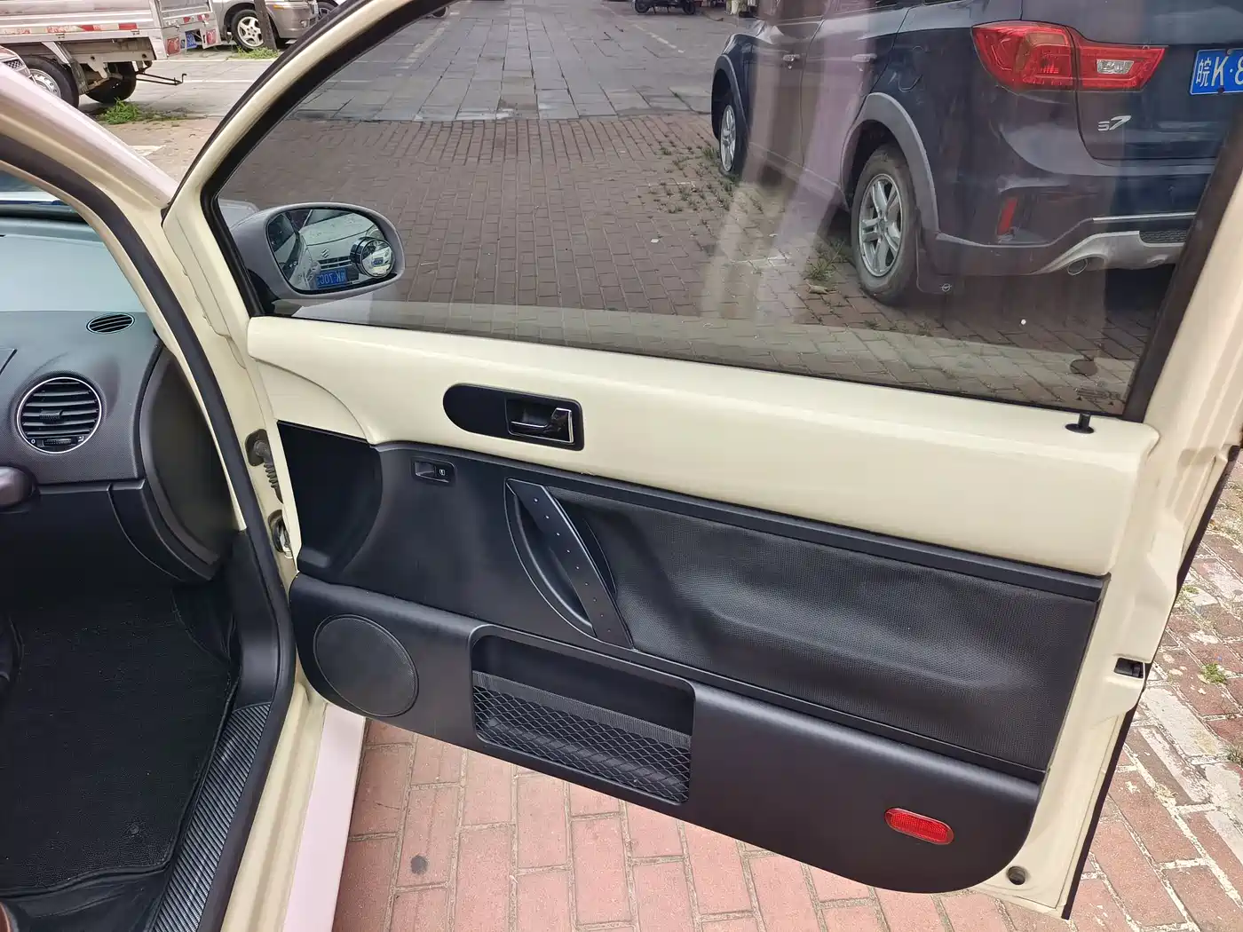 Volkswagen Beetle 2010 2010 Model 2.0 BlackOrange Comfort Edition