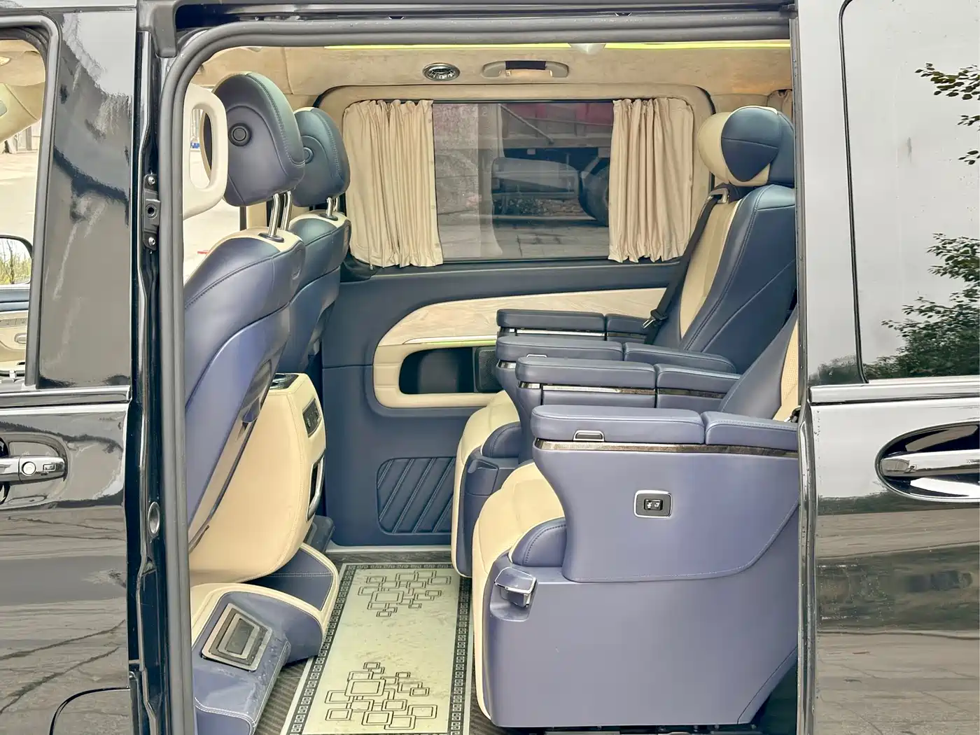 Mercedes-Benz V-Class 2017 Model V 260 L Premium Extended Edition фото 8