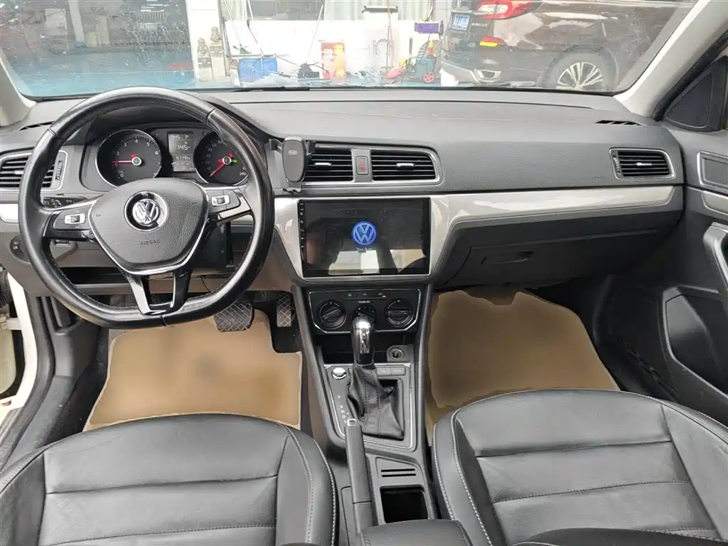 Volkswagen Lavida 2017 1.6L Automatic Comfort Edition фото 10