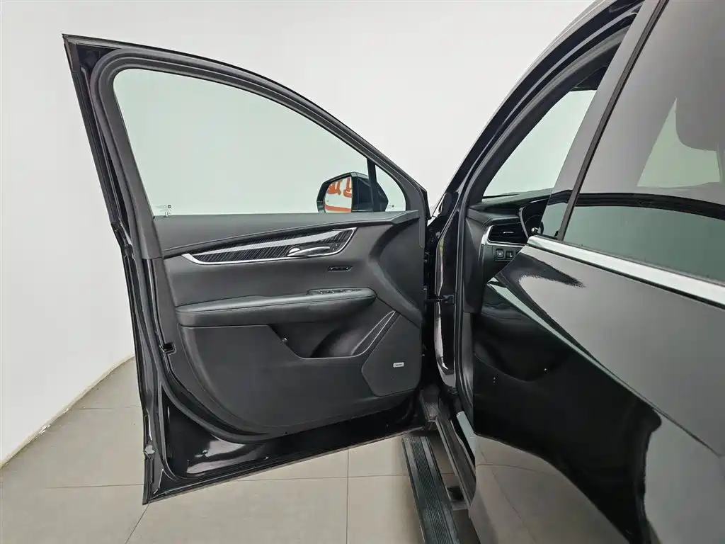 CADILLAC XT6