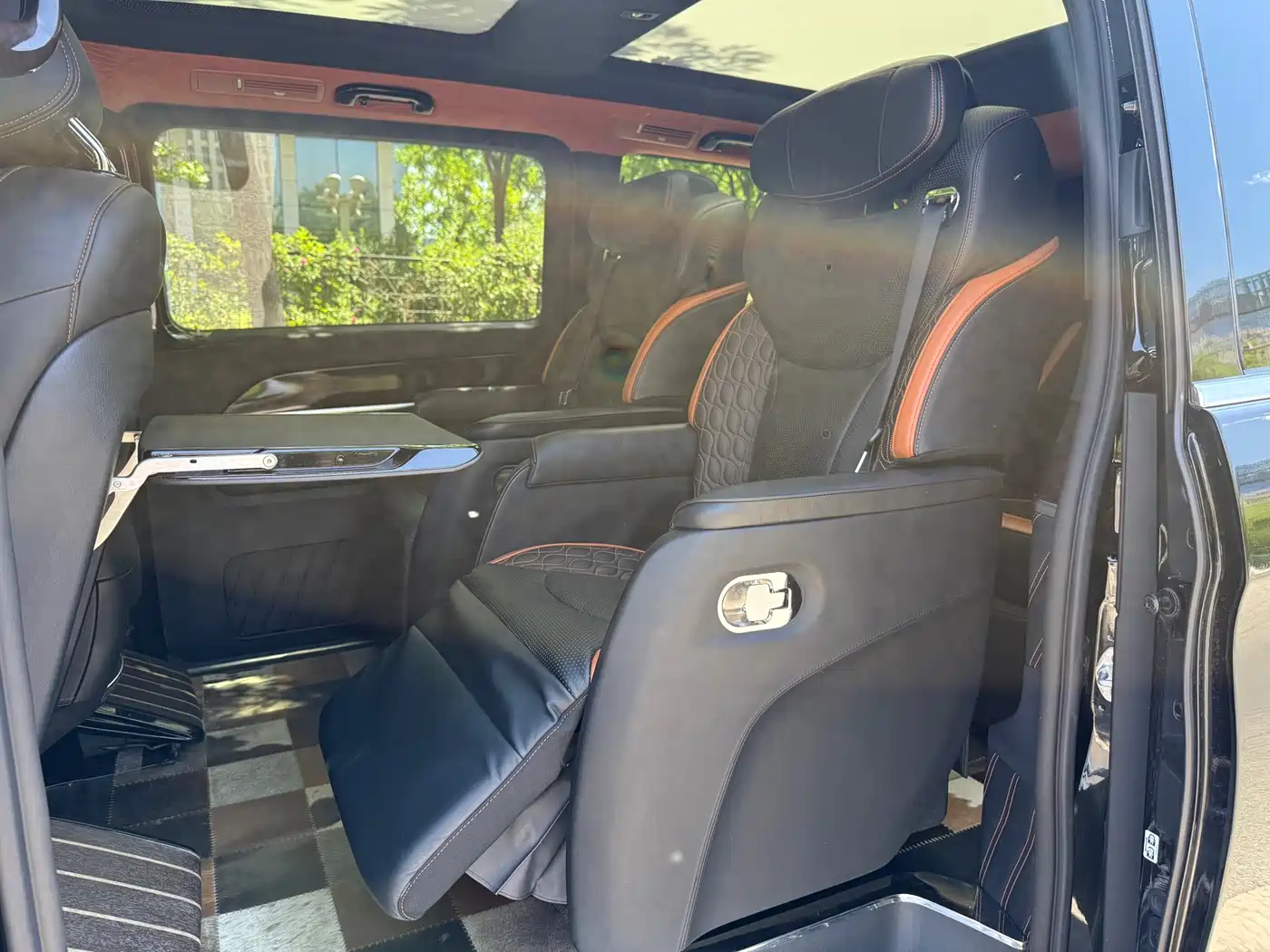 Mercedes-Benz V-Class 2017 Model V 260 L Premium Extended Edition фото 18
