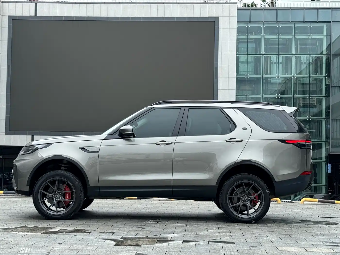 Land Rover Discovery 2019 3.0 SC V6 SE фото 2