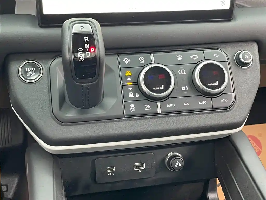 Land Rover Defender 2024 110 3.0T P400 XS фото 21
