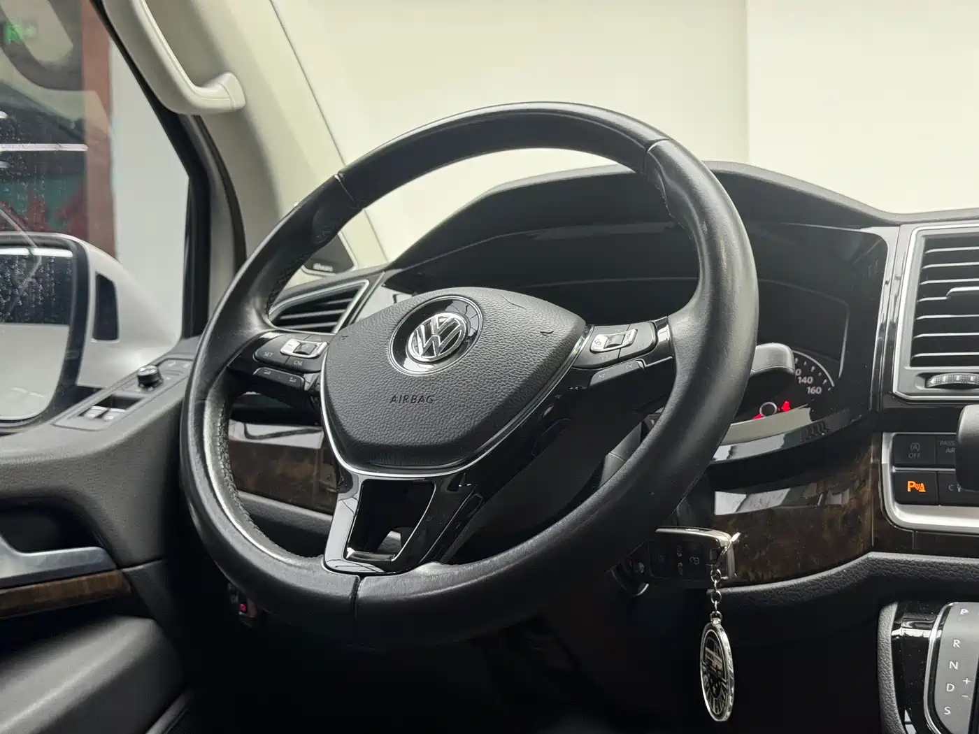 Volkswagen Multivan 2018 2.0TSI 4WD Premium Edition 7-Seater фото 7