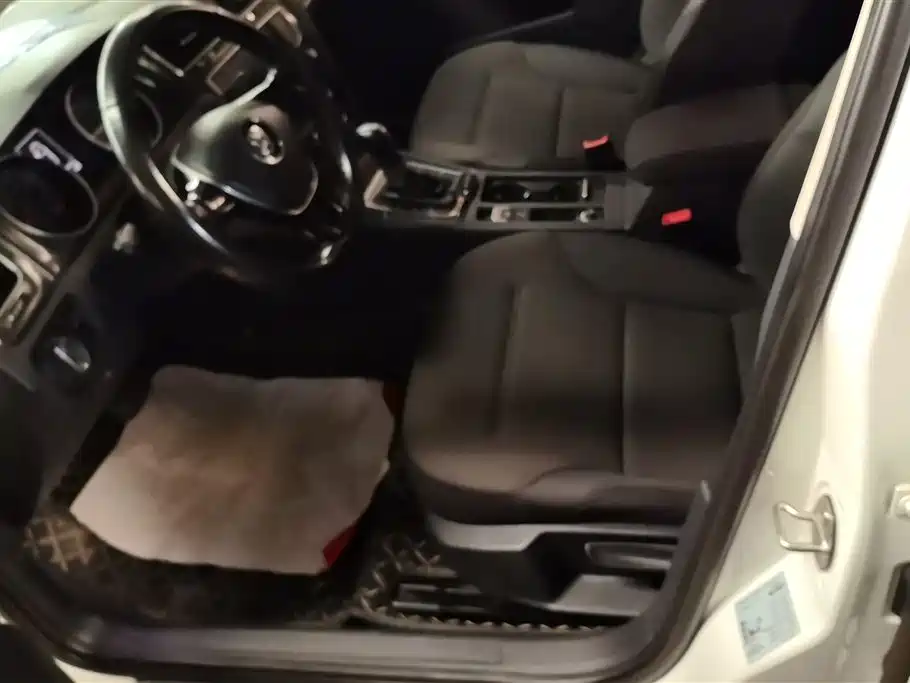 Volkswagen Golf 2017 1.6L Auto Comfort Millionth Edition фото 9