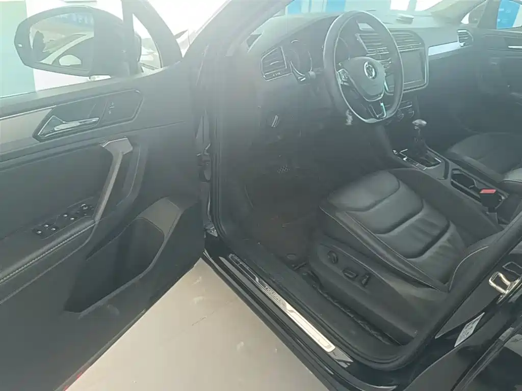 Volkswagen Tiguan L 2021 330TSI Automatic 2WD Smart фото 16