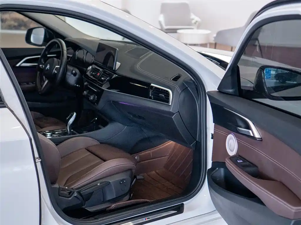BMW 1 Series 2023 125i M Sport Shadow Edition фото 18