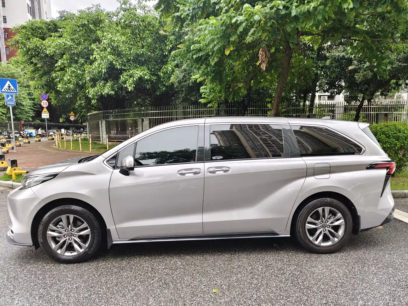Toyota Sienna 2025 2024 2.5L Hybrid AWD Luxury Edition
