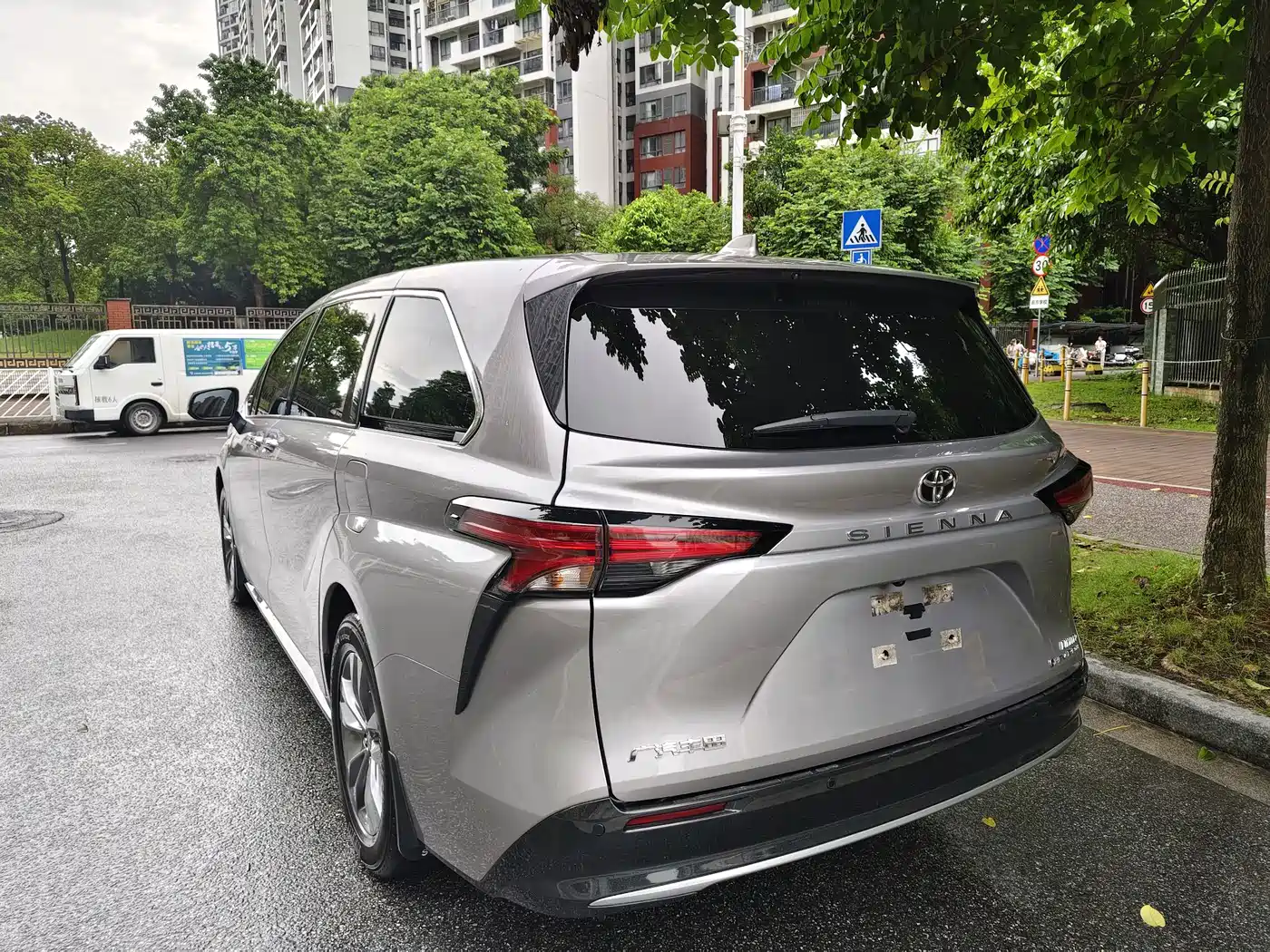Toyota Sienna 2025 2024 2.5L Hybrid AWD Luxury Edition