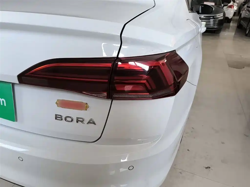 VOLKSWAGEN BORA