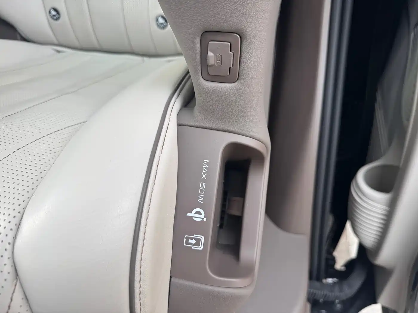 Denza D9 2022 DM-i 970 AWD Flagship фото 16