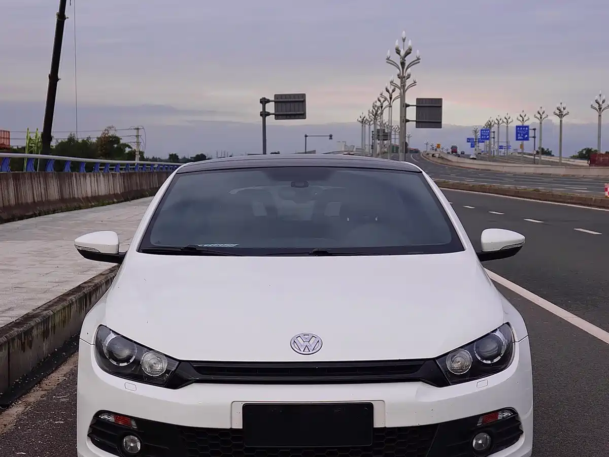 Volkswagen Scirocco 2011 2.0TSI Luxury фото 2