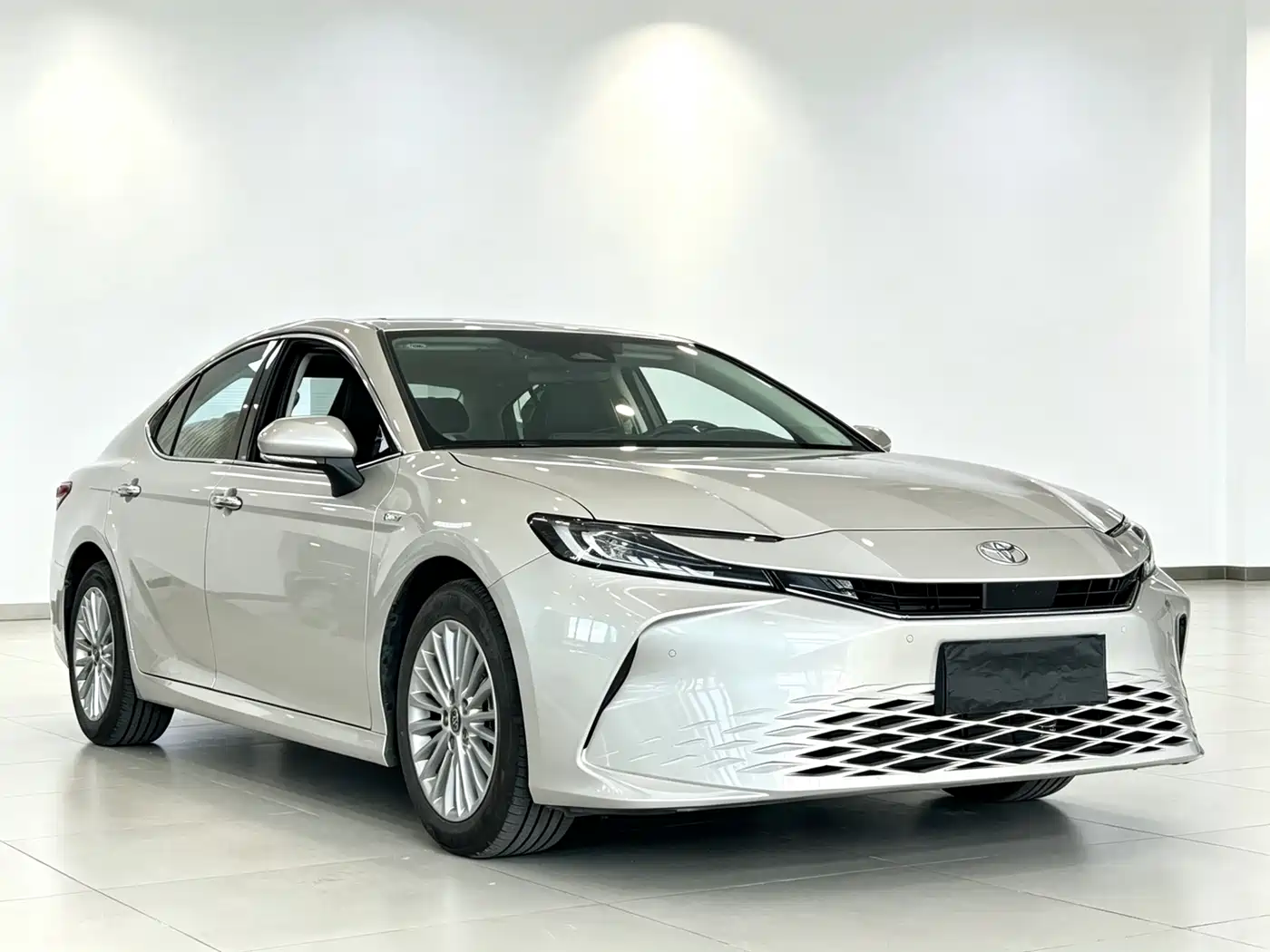 Toyota Camry 2024 Hybrid 2.0HGVP Luxury Edition фото 4