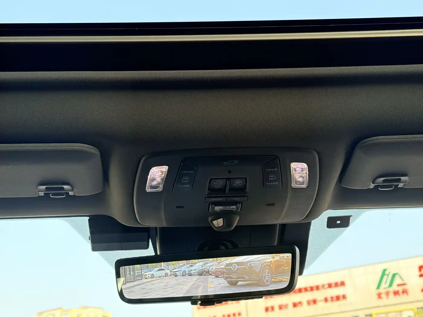Toyota Granvia 2023 2.5L Hybrid Flagship VIP Edition фото 18