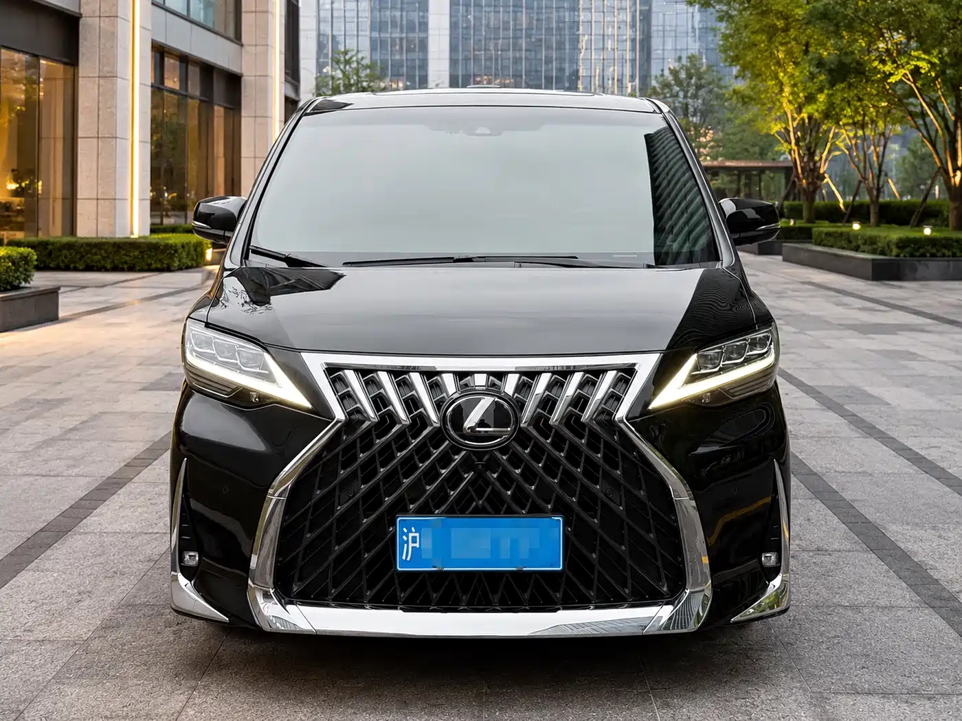 Lexus LM 2020 300h Seven-Seater Elegance Edition фото 2