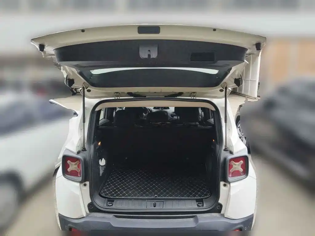 Photo 5 - Jeep Renegade