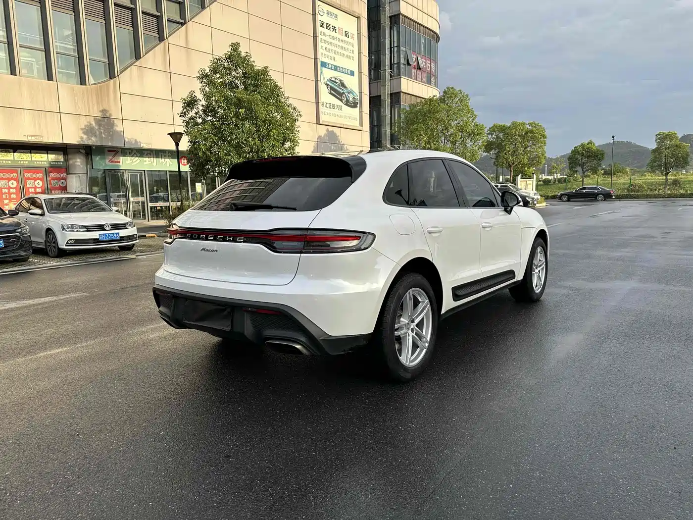 PORSCHE MACAN